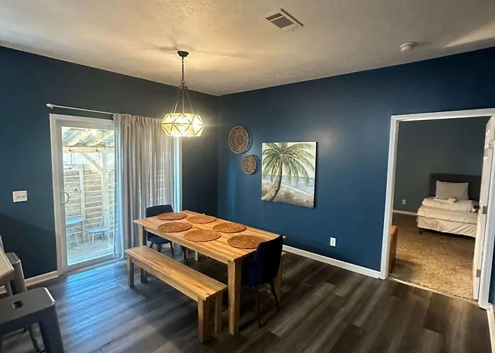Cam's Coastal Cottage- Nas Pensacola, Close To Holiday home